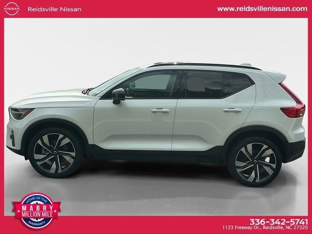 Used 2025 Volvo XC40 B5 Plus AWD/4WD image 3