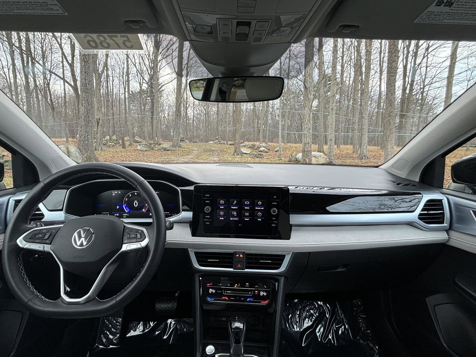 Used 2025 Volkswagen Taos SE w/ Panoramic Sunroof Package image 5