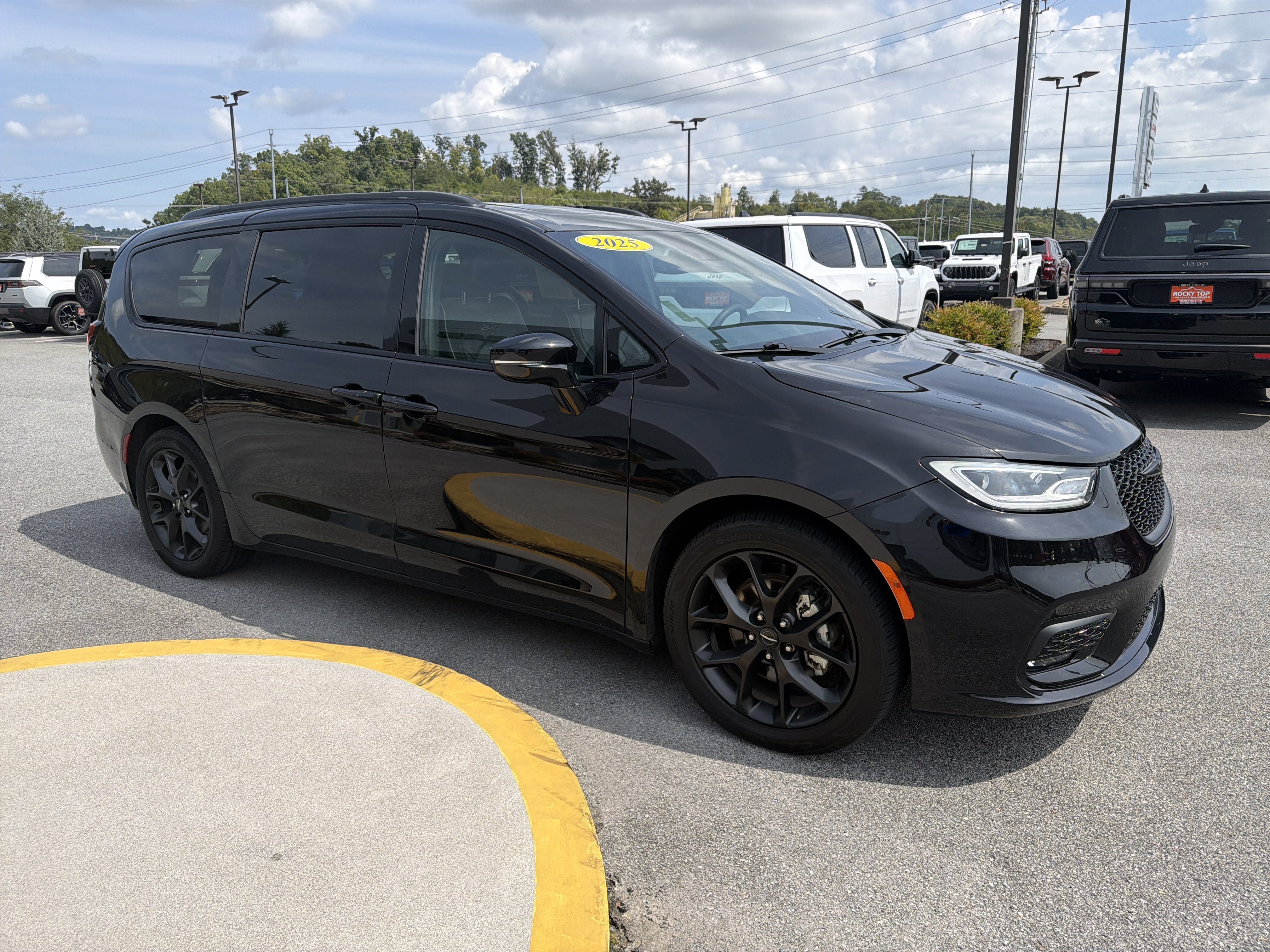 Used 2025 Chrysler Pacifica Limited FWD image 5