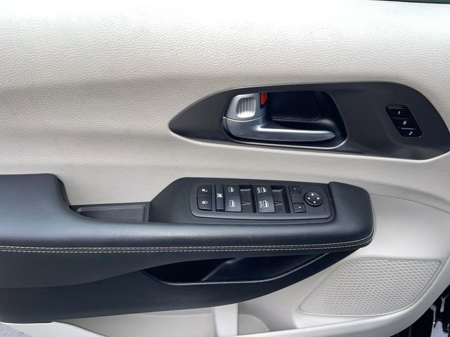 Used 2024 Chrysler Pacifica Touring-L image 23