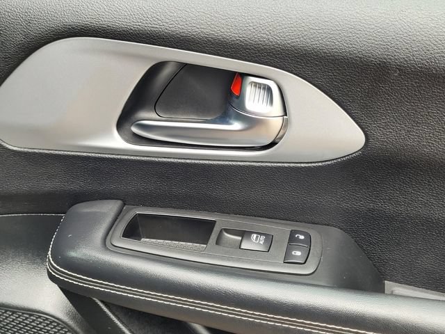 Used 2025 Chrysler Pacifica Limited FWD image 19