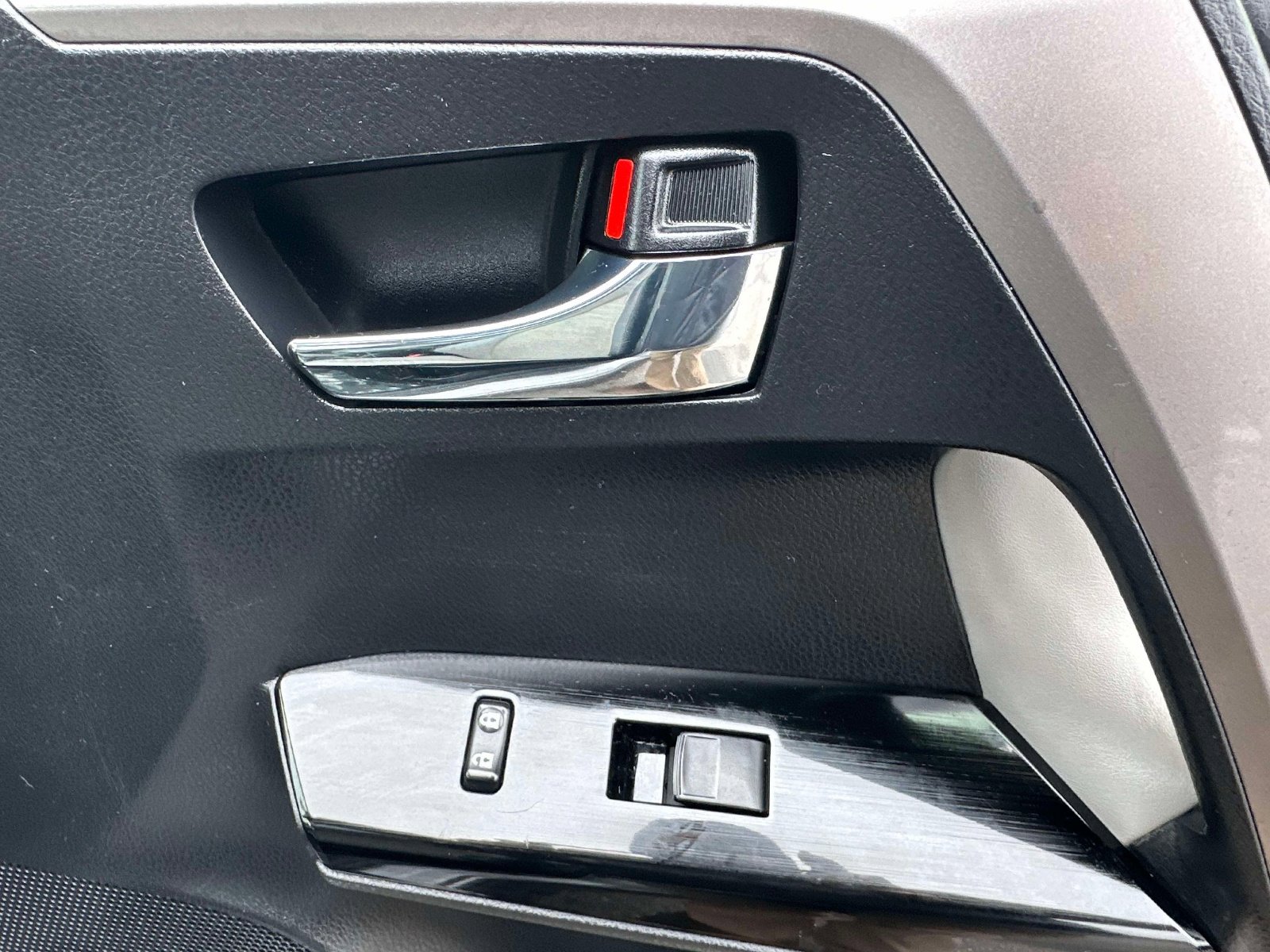 Used 2017 Toyota RAV4 Limited w/ Advanced Technology Package image 26