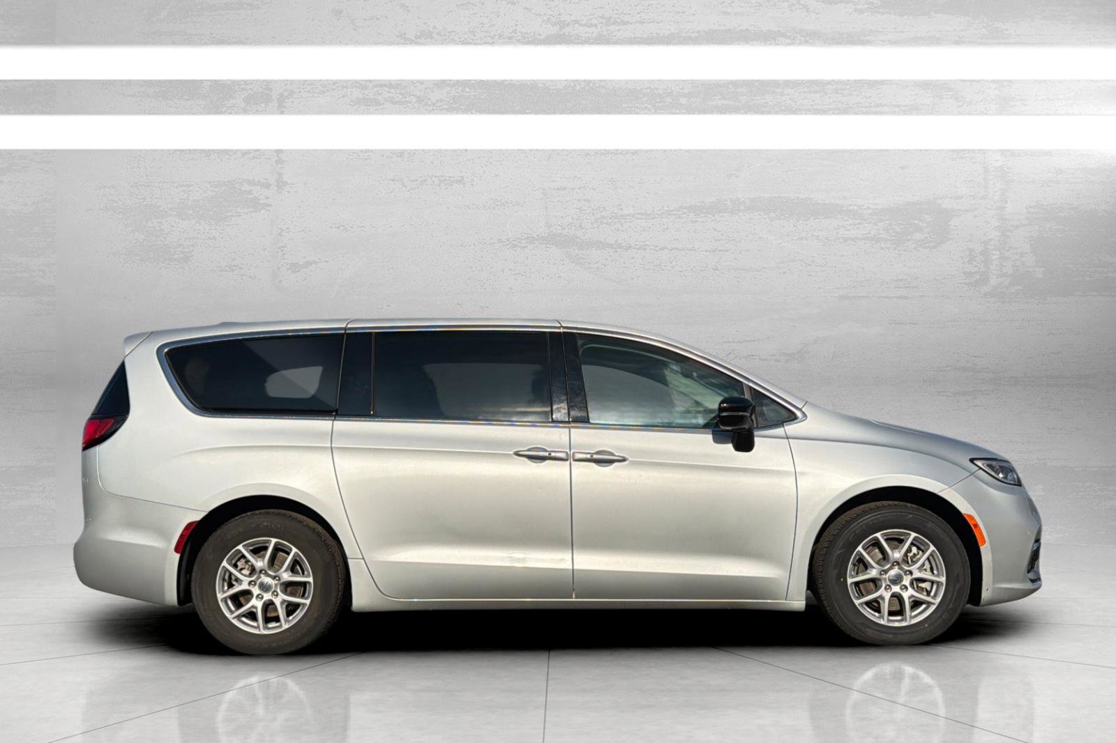 Used 2024 Chrysler Pacifica Touring-L image 4