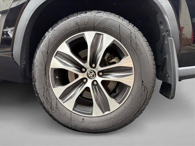 Used 2020 Toyota Highlander XLE AWD/4WD image 9