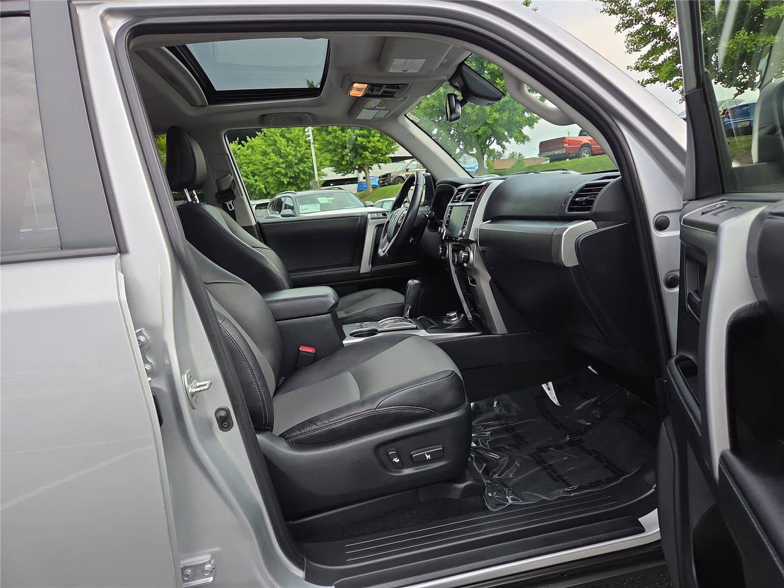 Used 2023 Toyota 4Runner SR5 Premium w/ Moonroof Package AWD/4WD image 27