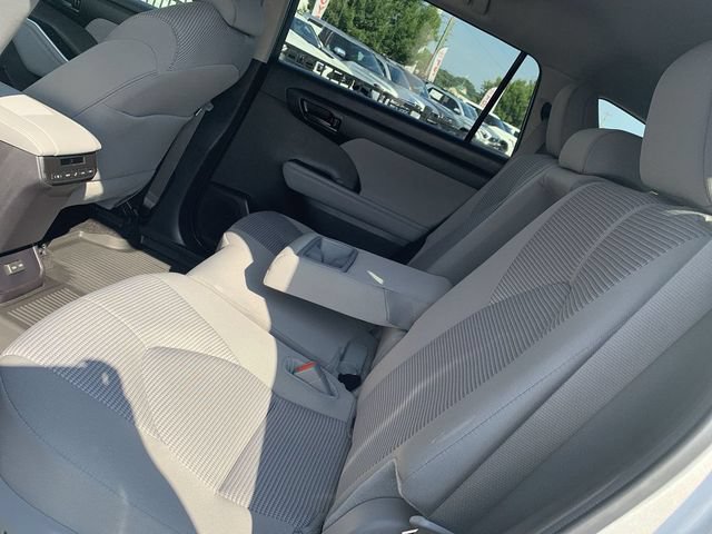 Used 2025 Toyota Highlander LE FWD image 10