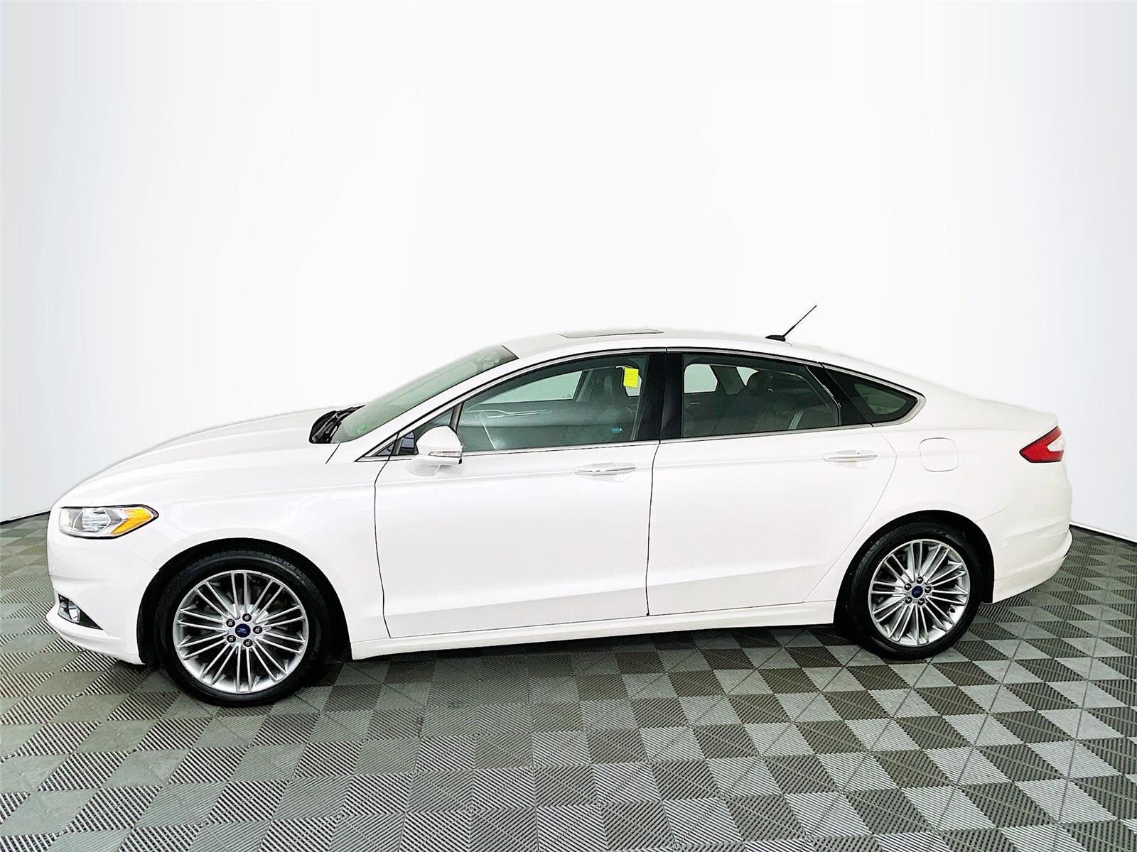 Used 2016 Ford Fusion SE w/ Equipment Group 202A FWD image 4