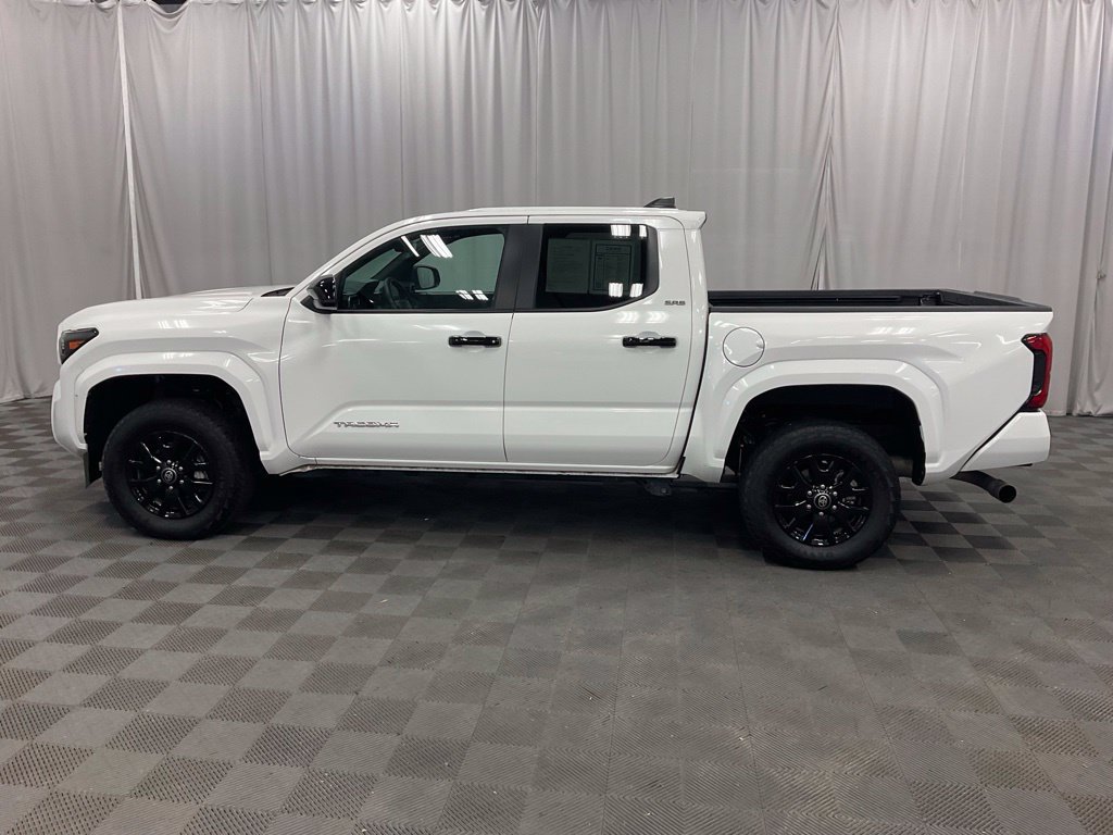 Used 2025 Toyota Tacoma SR5 AWD/4WD image 32