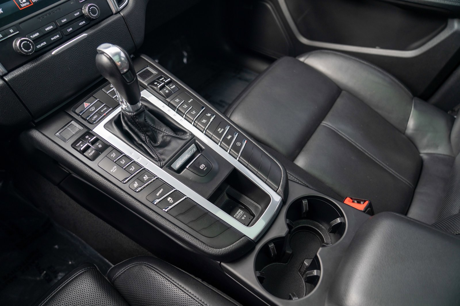 Certified 2018 Porsche Macan AWD/4WD image 20
