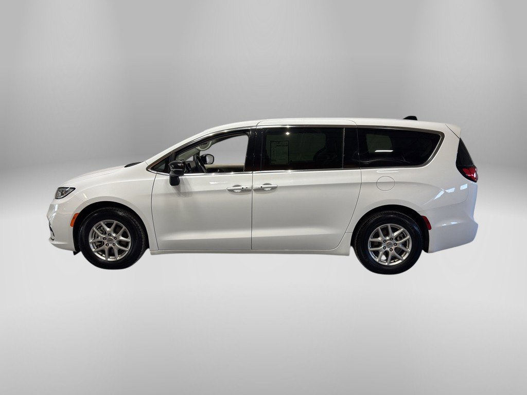 Used 2024 Chrysler Pacifica Touring-L image 2