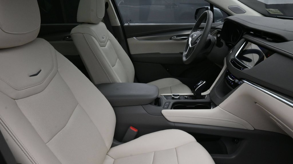 Certified 2024 Cadillac XT5 Premium Luxury FWD image 2