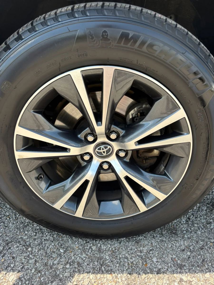 Used 2017 Toyota Highlander LE w/ Carpet Mat Package FWD image 25