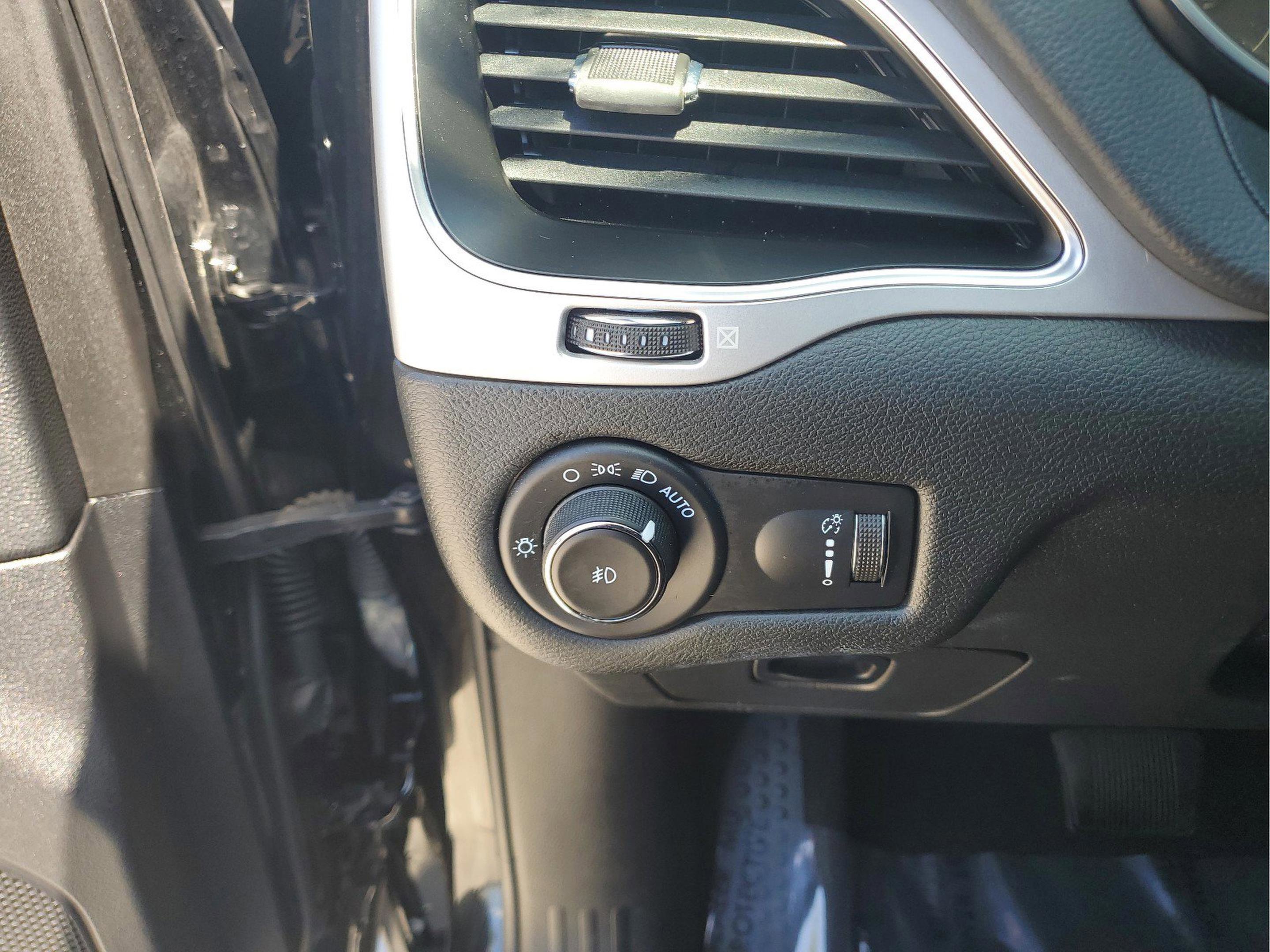 Used 2022 Jeep Cherokee Latitude AWD/4WD image 27