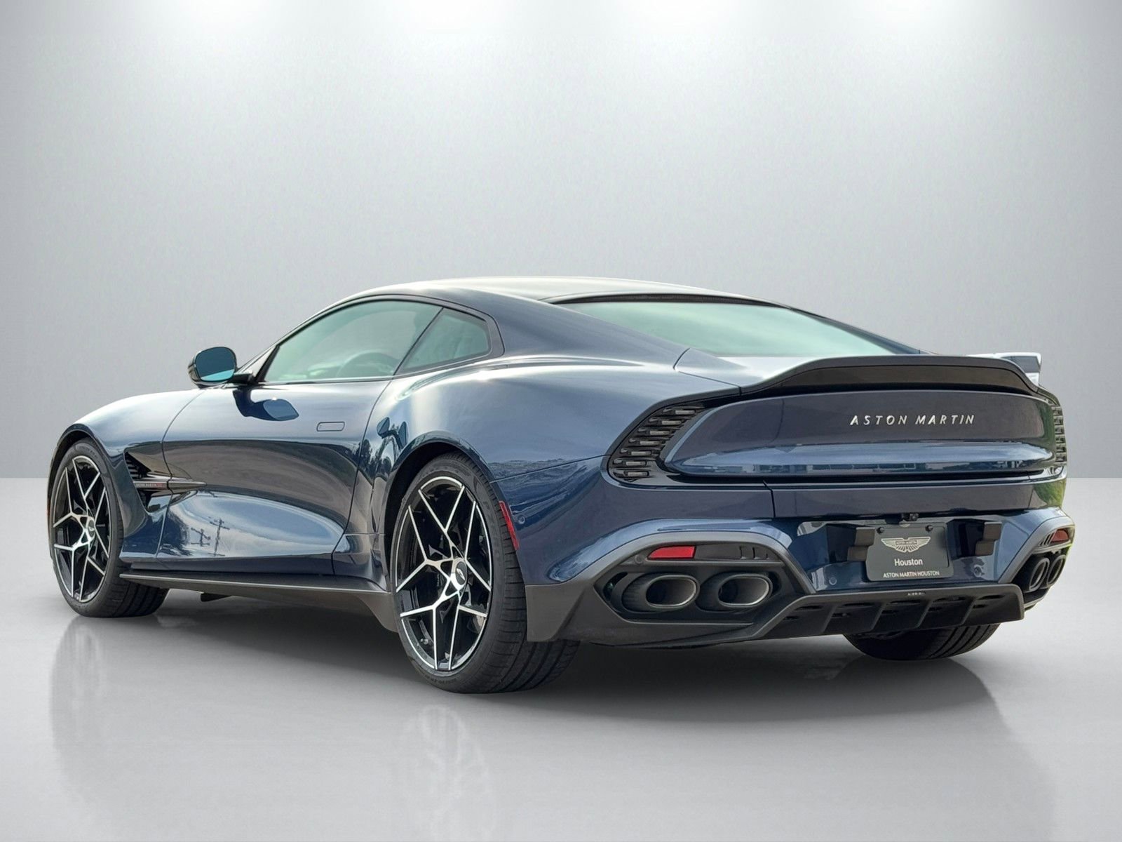 New 2025 Aston Martin Vanquish V12 image 2