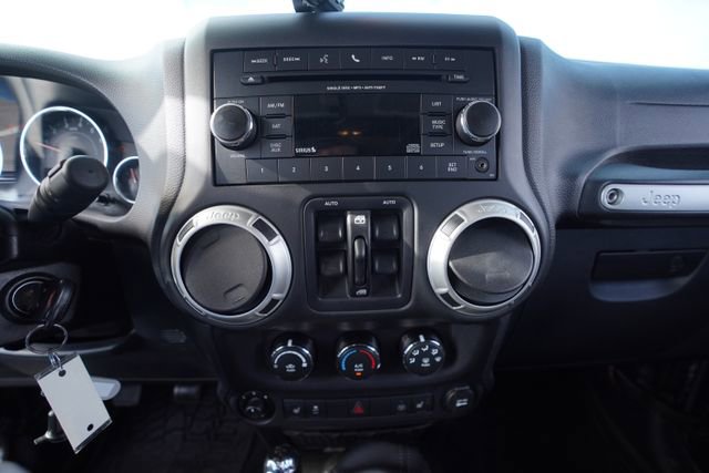 Used 2016 Jeep Wrangler Unlimited Rubicon w/ Connectivity Group image 28