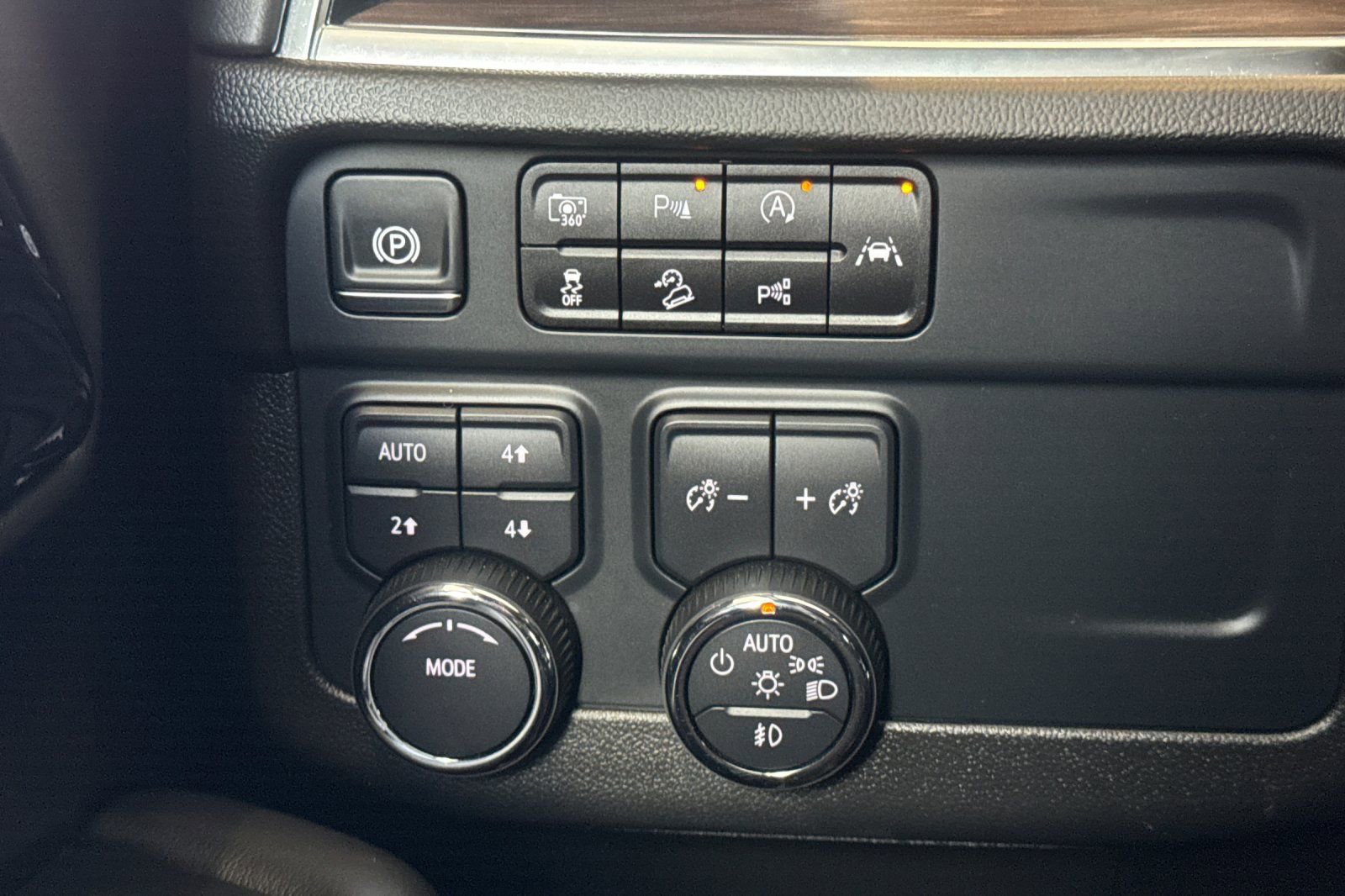 Used 2025 Chevrolet Suburban Z71 AWD/4WD image 39