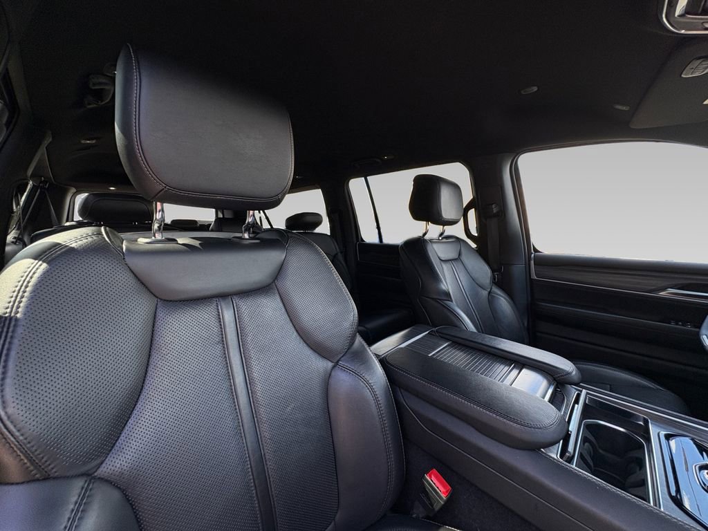 Certified 2024 Jeep Wagoneer L Series III w/ Flexible Seating Group image 8