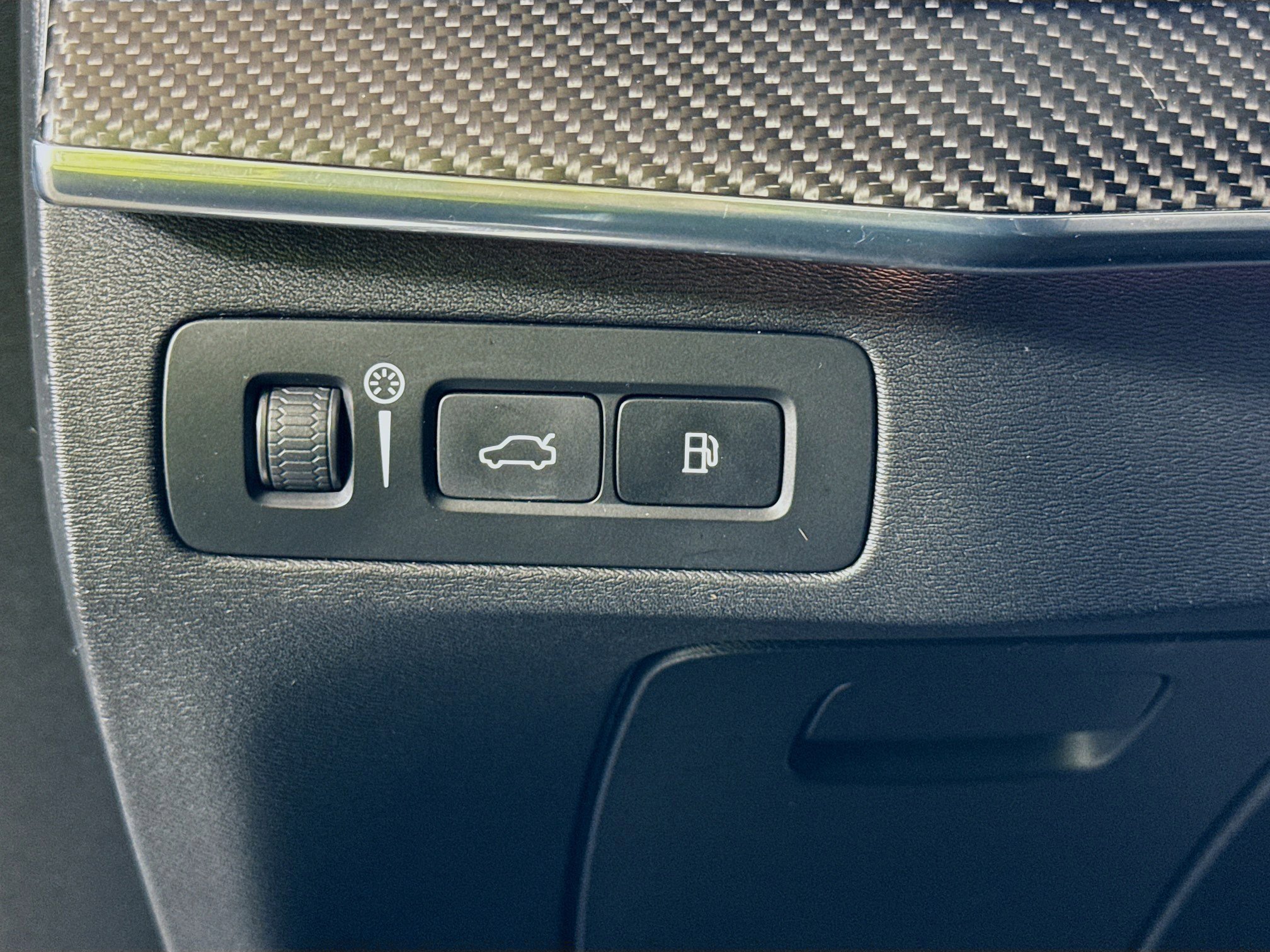 Used 2017 Volvo XC90 T8 R-Design w/ Vision Package image 10