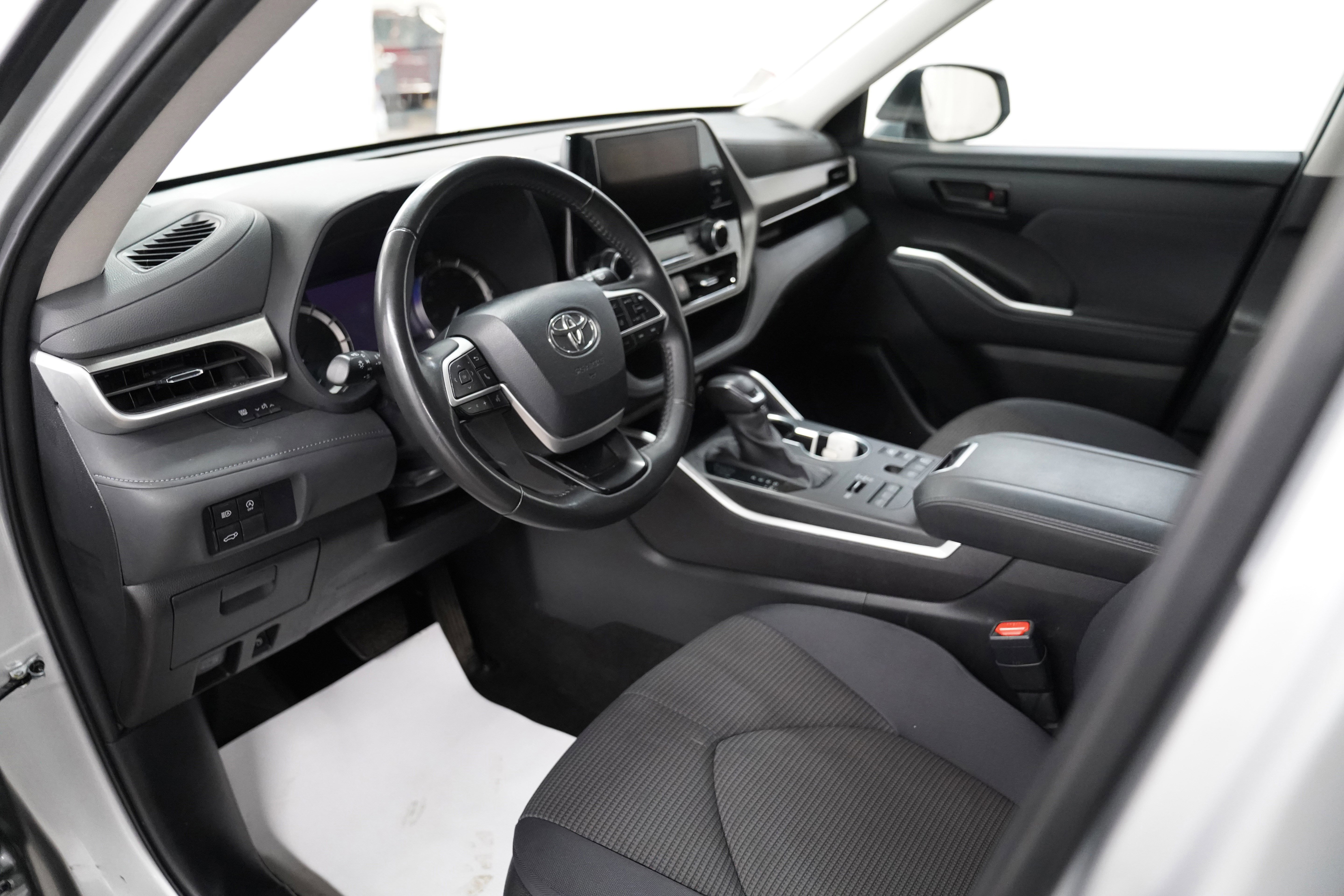 Used 2024 Toyota Highlander LE image 9