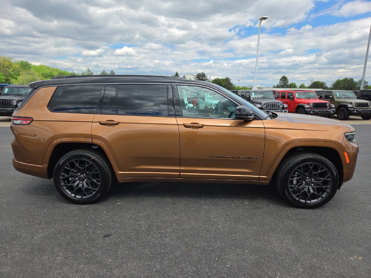 New 2026 Jeep Grand Cherokee L Summit w/ Obsidian Package AWD/4WD image 8