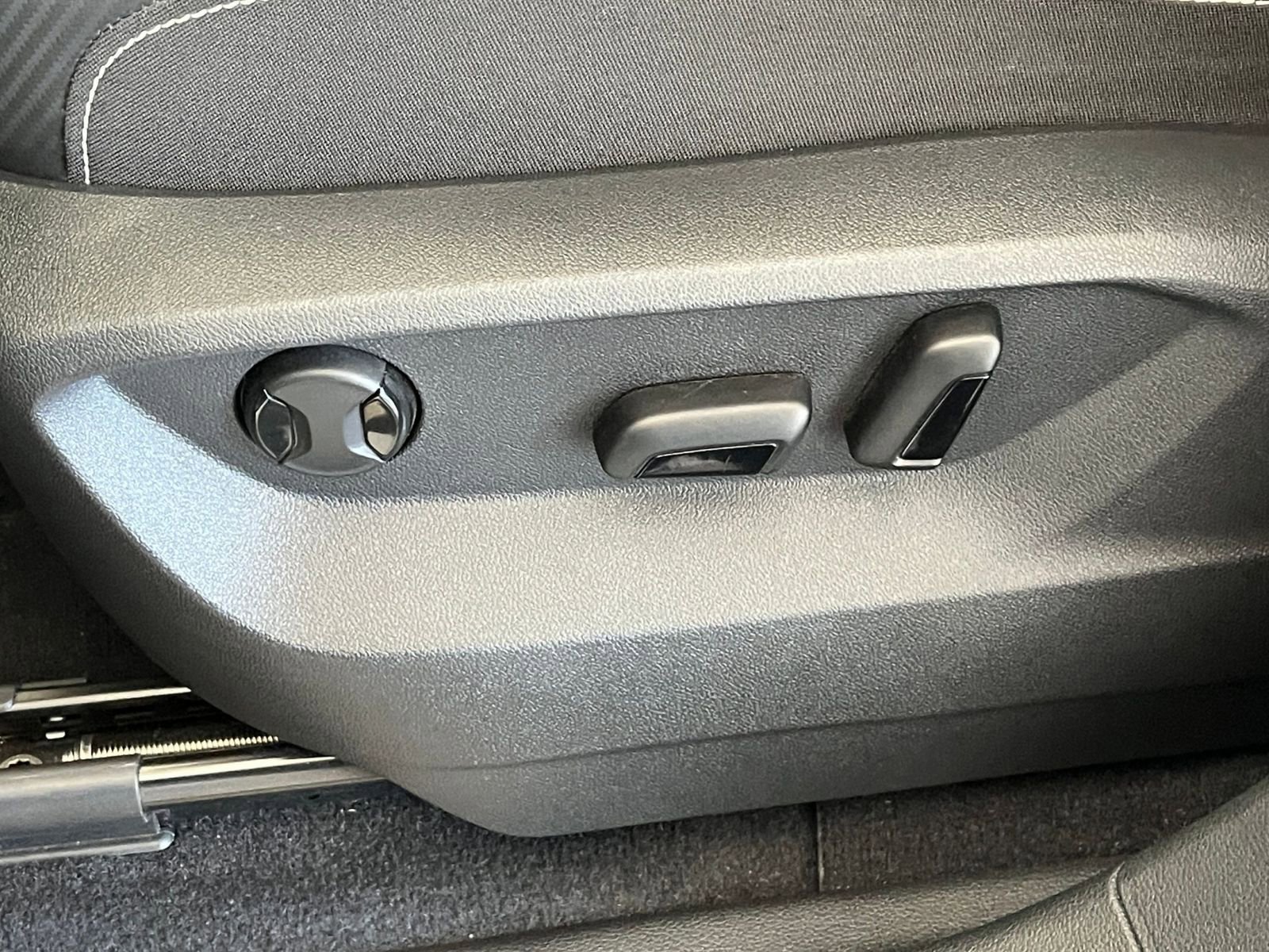 Used 2025 Volkswagen Atlas Cross Sport SE image 23