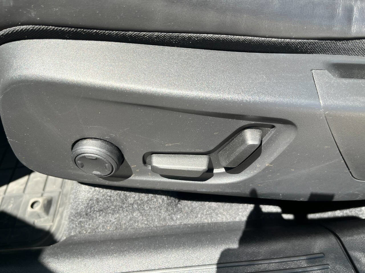 Used 2022 Volvo XC40 T5 R-Design w/ Advanced Package image 29