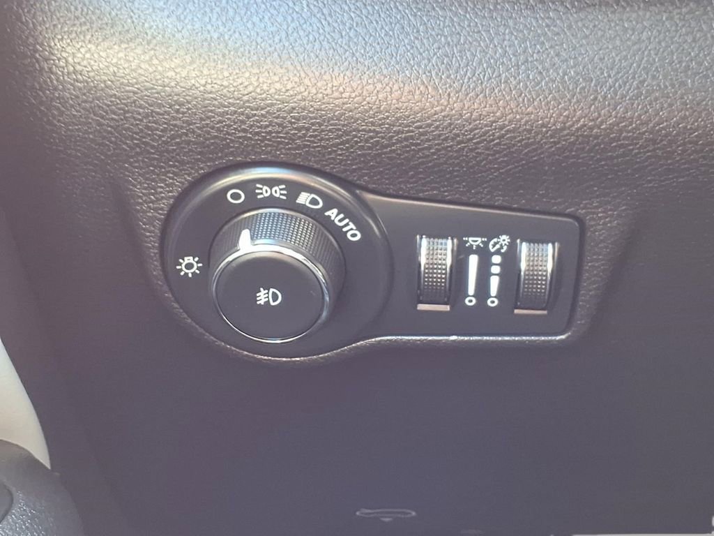 Used 2025 Jeep Compass Limited AWD/4WD image 17