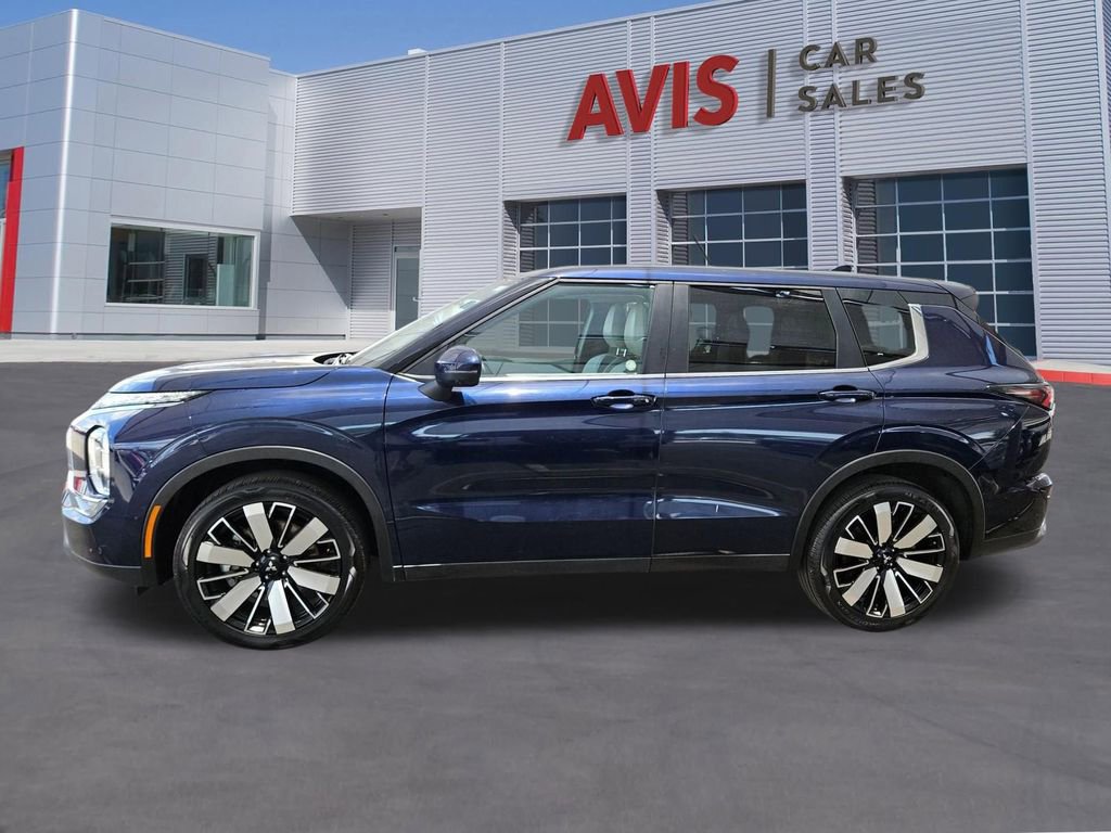 Used 2025 Mitsubishi Outlander SE FWD image 2