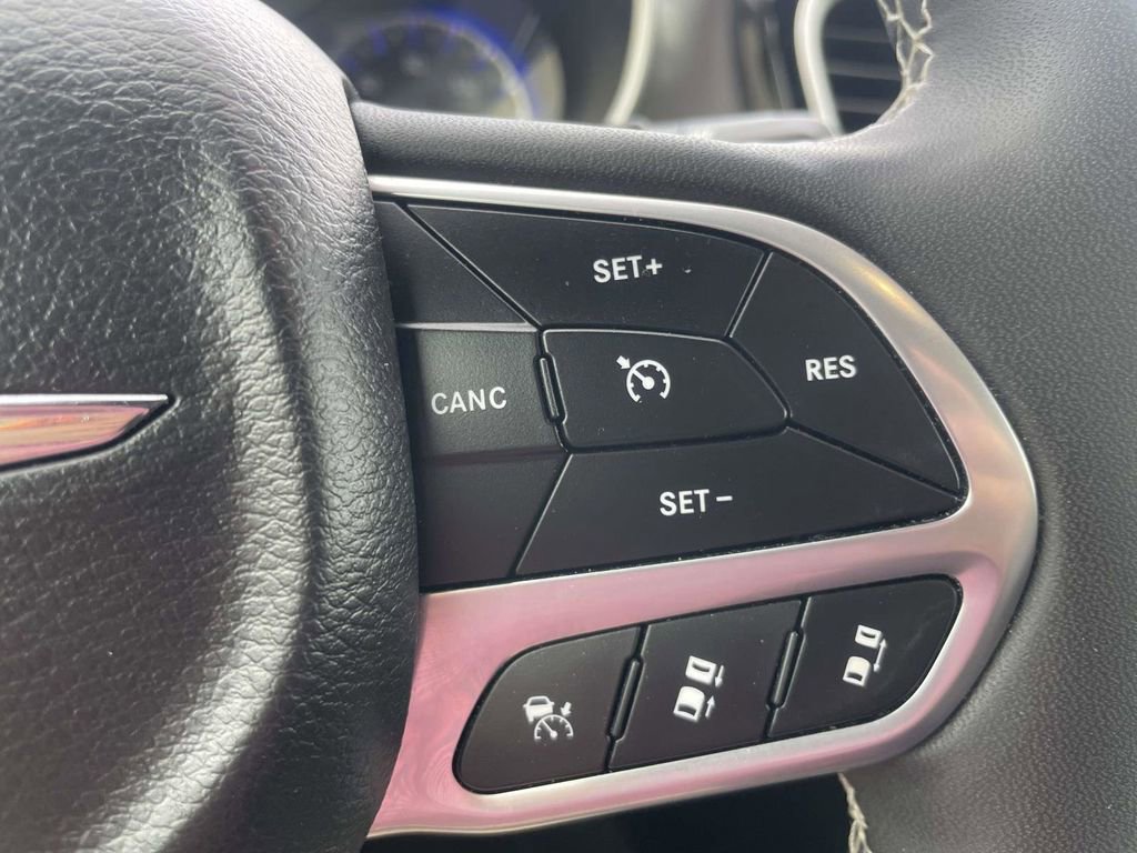 Used 2025 Chrysler Pacifica Select image 16