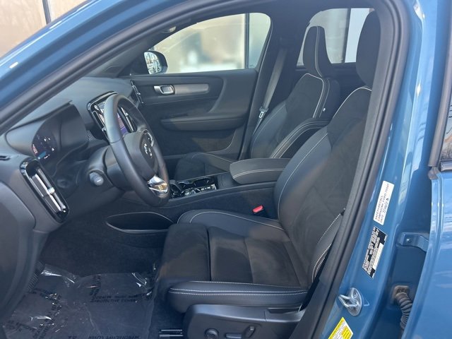 Certified 2025 Volvo XC40 B5 Plus image 17