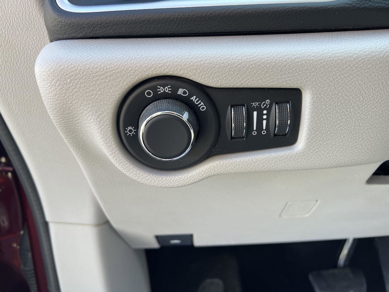 Used 2017 Chrysler Pacifica Touring image 16