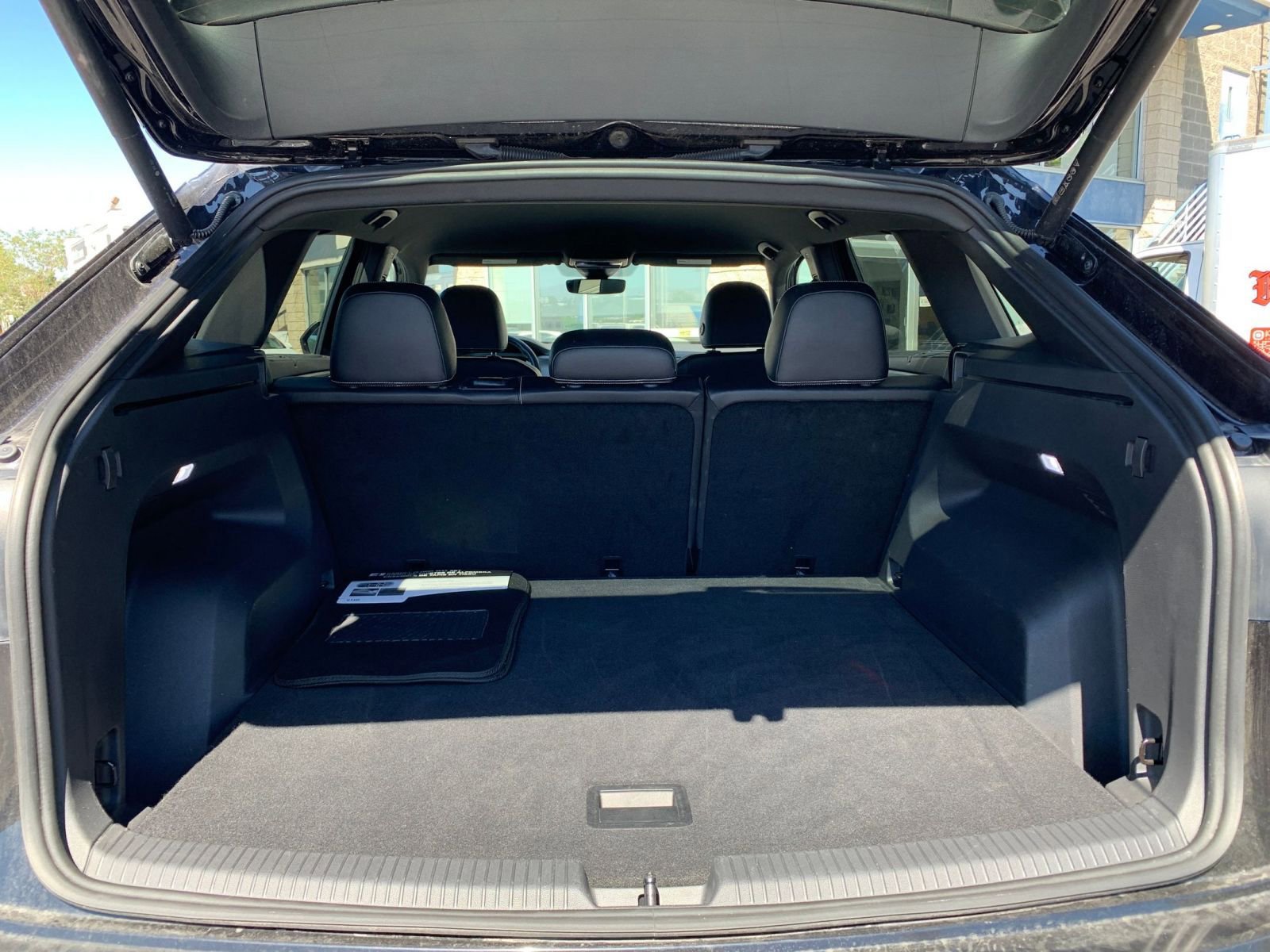 Used 2024 Volkswagen Atlas Cross Sport SE image 31