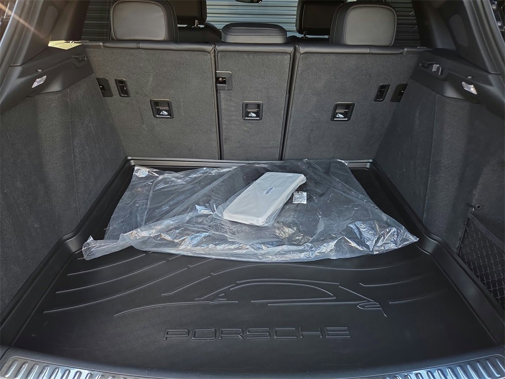 Used 2025 Porsche Macan image 31