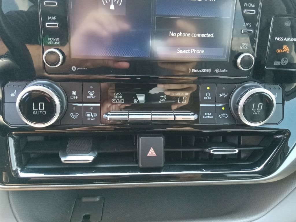 Used 2022 Toyota Highlander XLE AWD/4WD image 23