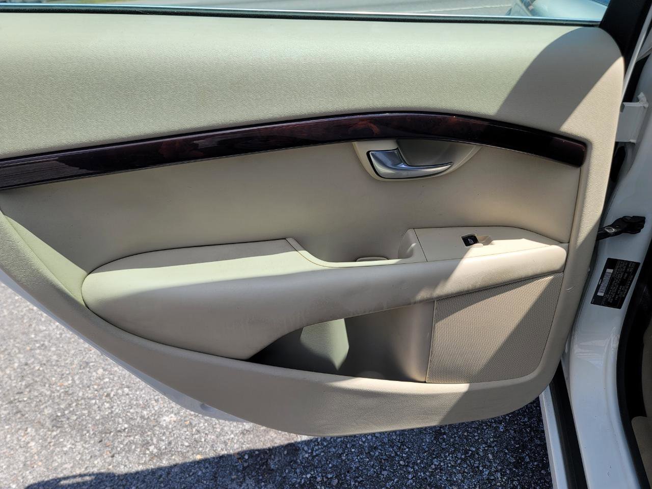 Used 2008 Volvo V70 image 14