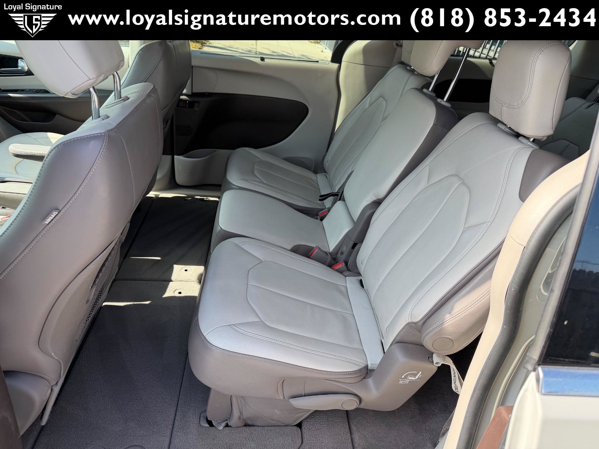 Used 2017 Chrysler Pacifica Touring-L w/ Tire & Wheel Group FWD image 14