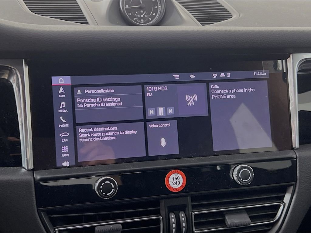 Certified 2025 Porsche Macan AWD/4WD image 15