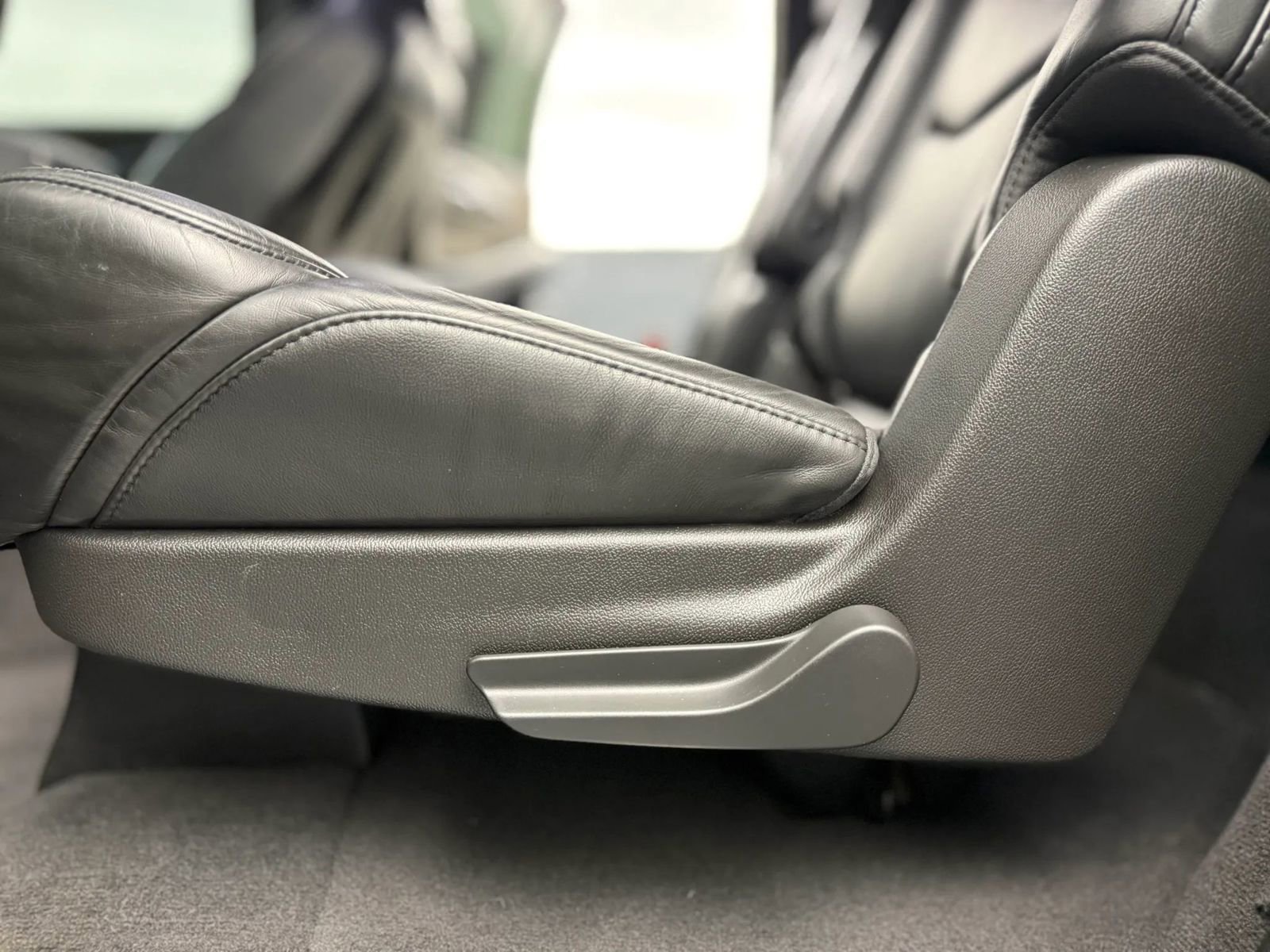 Used 2018 Cadillac Escalade ESV Platinum AWD/4WD image 31