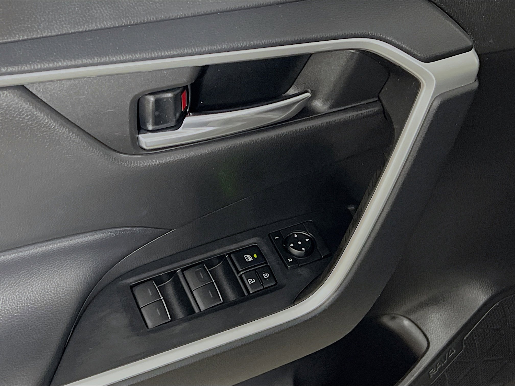 Used 2022 Toyota RAV4 XLE Premium image 17