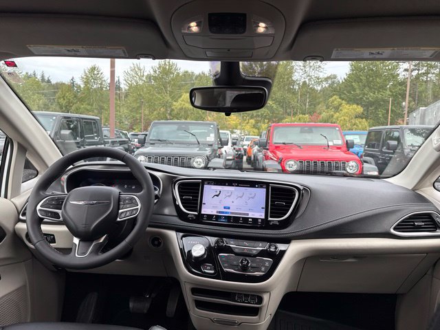 Used 2024 Chrysler Pacifica Limited FWD image 11