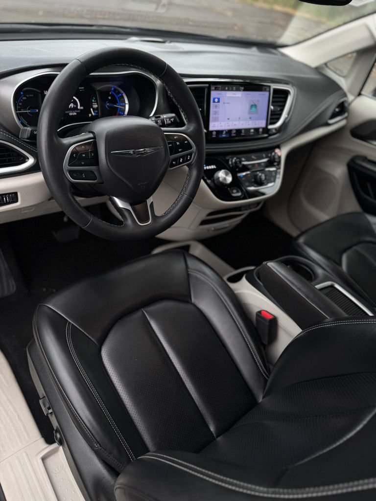 Used 2023 Chrysler Pacifica Touring-L FWD image 32