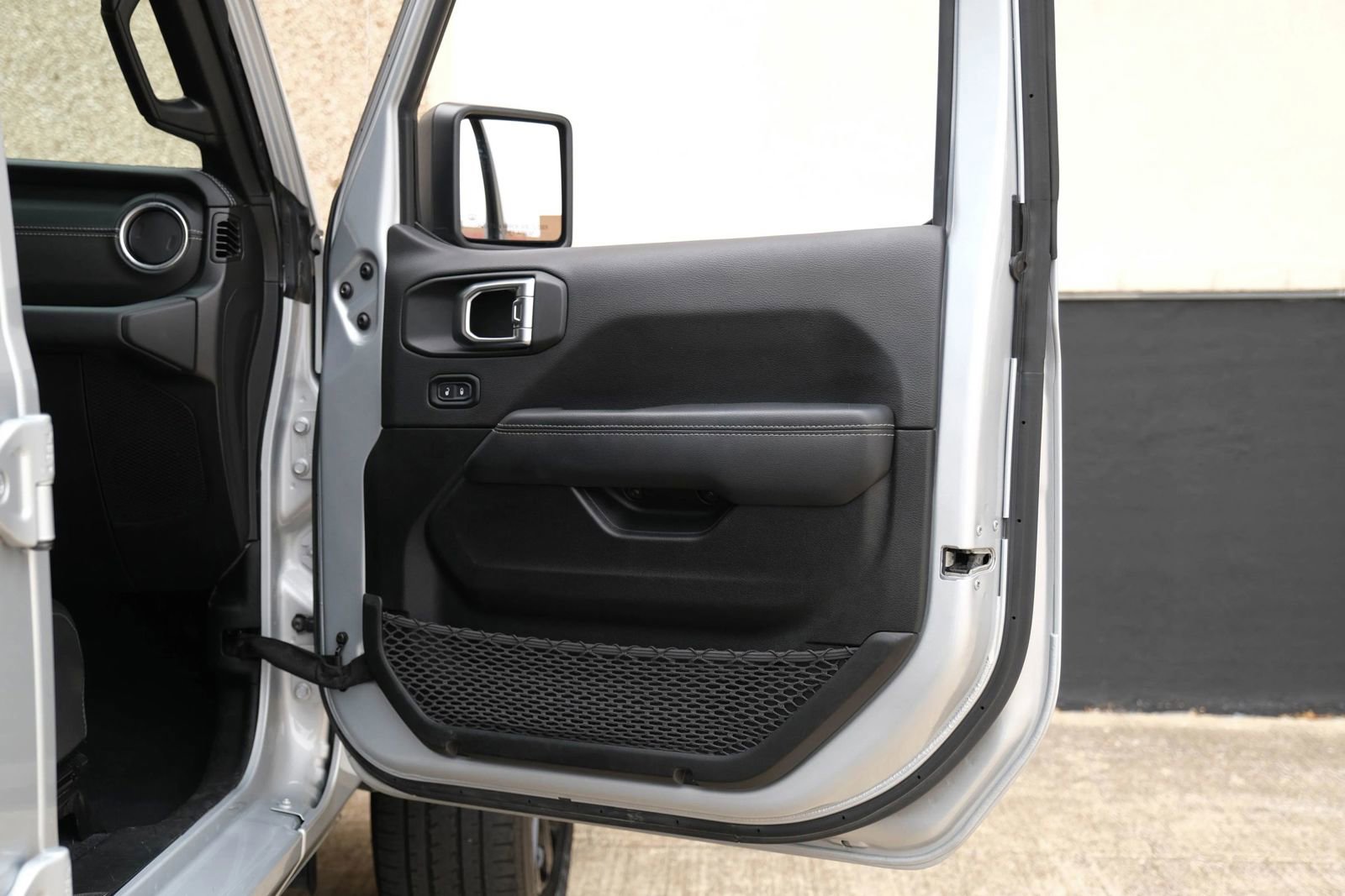 Used 2023 Jeep Wrangler Unlimited Sahara AWD/4WD image 30