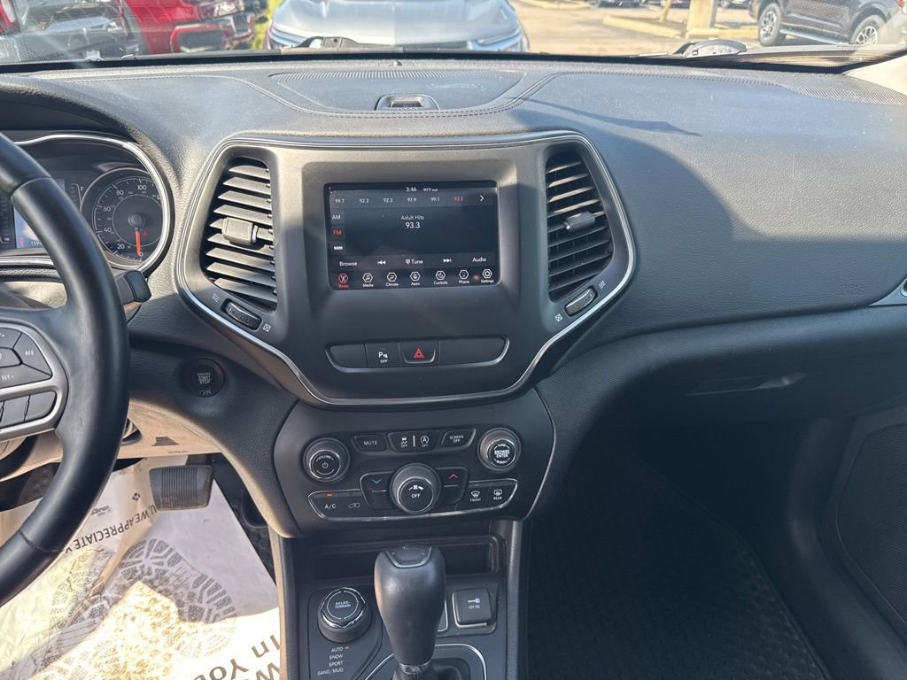 Used 2020 Jeep Cherokee Latitude Plus w/ Cold Weather Group AWD/4WD image 18