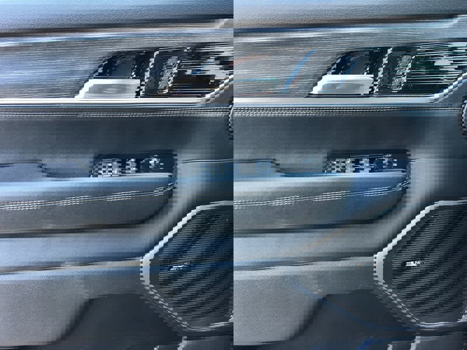 Used 2024 Jeep Wagoneer Series II w/ Flexible Seating Group image 13