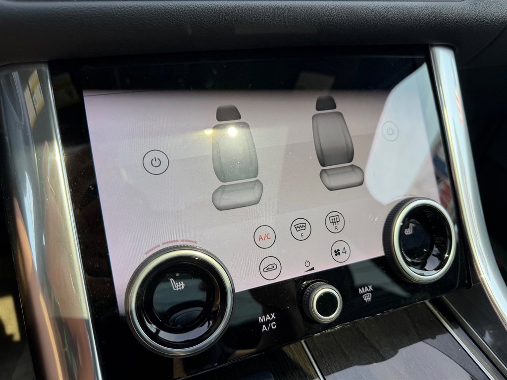 Used 2018 Land Rover Range Rover Sport HSE image 32