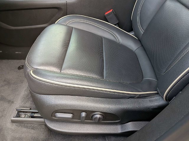 Used 2023 Chevrolet Traverse Premier FWD image 23