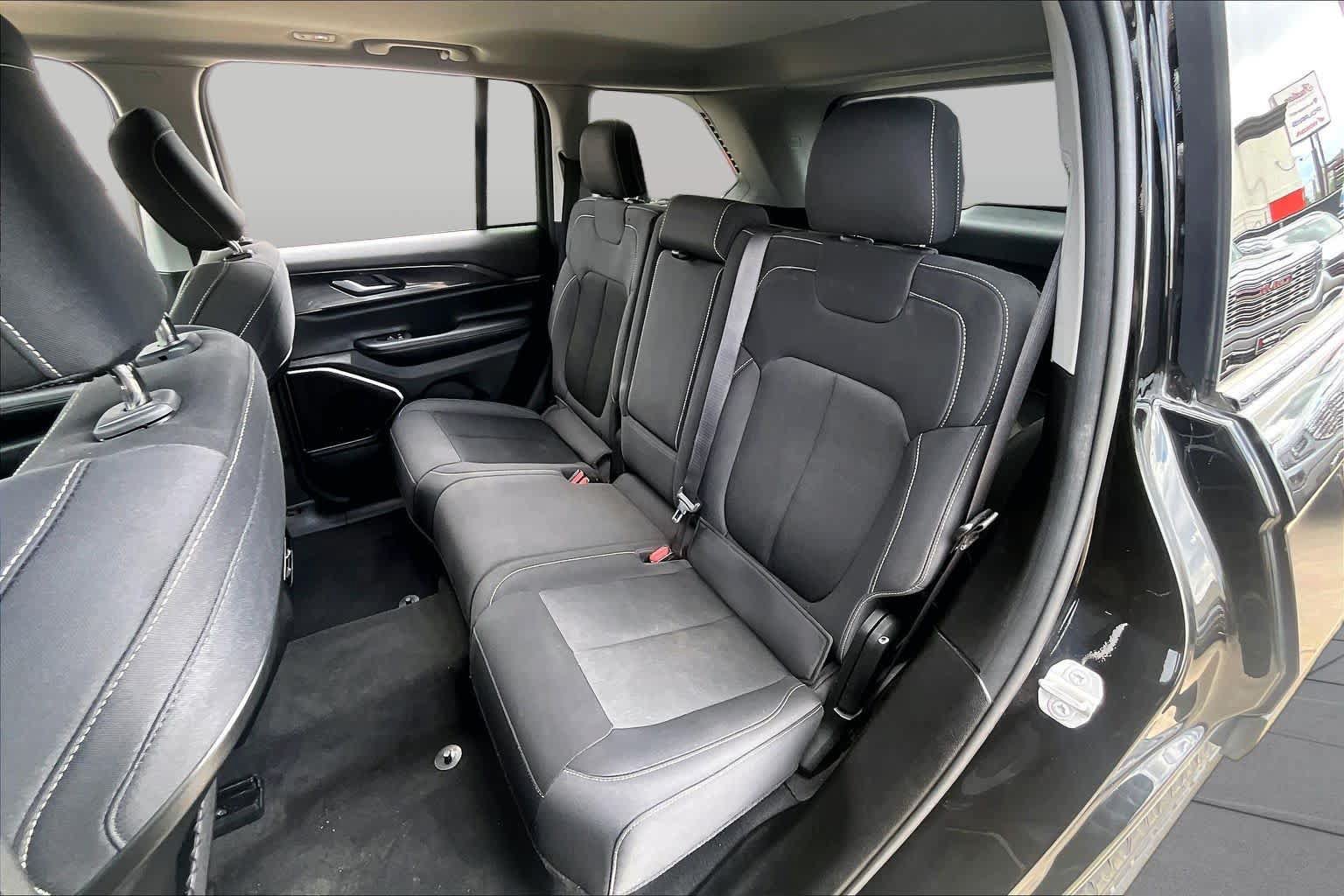 Used 2022 Jeep Grand Cherokee Laredo w/ Luxury Tech Group I AWD/4WD image 21
