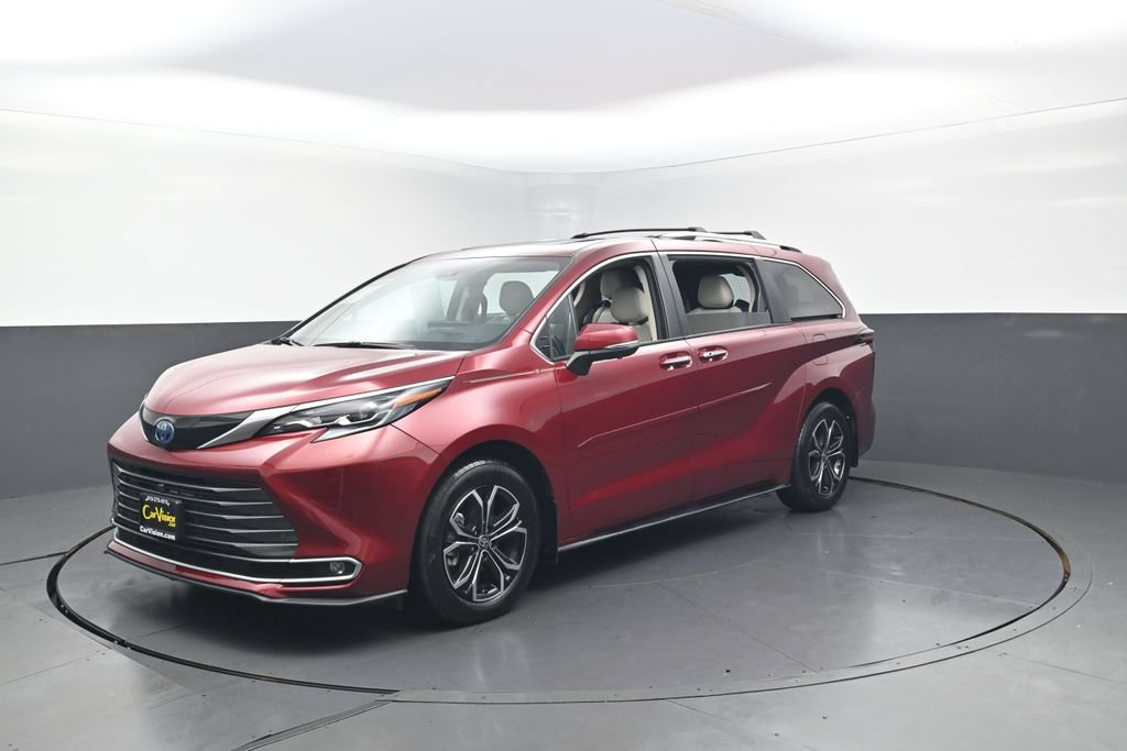 Used 2025 Toyota Sienna Platinum AWD/4WD image 3