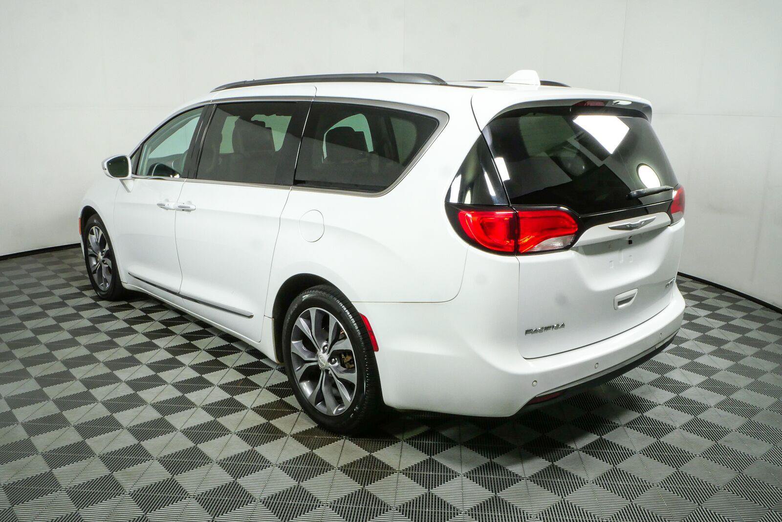 Used 2017 Chrysler Pacifica Limited FWD image 29