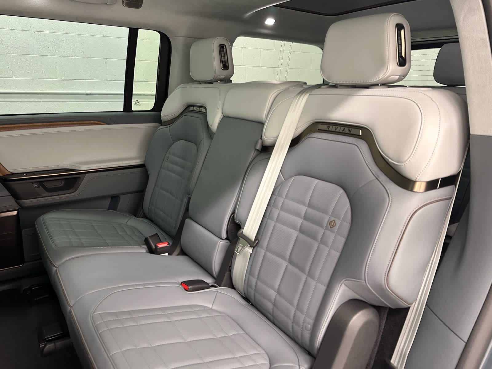 Used 2026 Rivian R1S Premium image 16